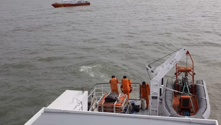 Trong khi đó, công tác tìm kiếm cứu nạn vẫn đang được các ngành liên quan thực hiện một cách khẩn trương...