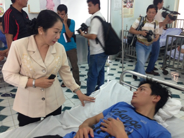 Cũng trong sáng ngày 3/8, đoàn UBMT Tổ quốc Việt Nam TP.HCM do bà Võ Thị Dung dẫn đầu đã đến thăm hỏi, động viên các nạn nhân.