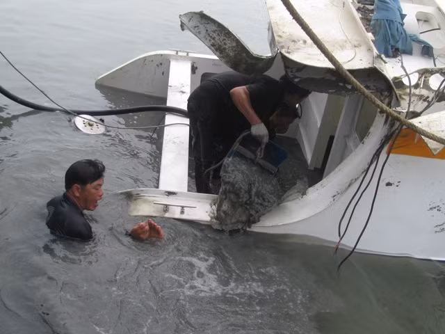 Xác chiếc canô gặp nạn đã được kéo vào bờ.