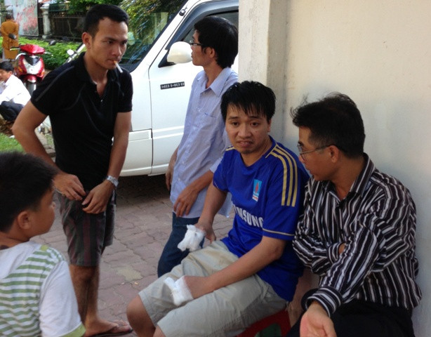 Anh Phúc (áo thun xanh) kể lại giây phút kinh hoàng thời điểm gặp nạn.