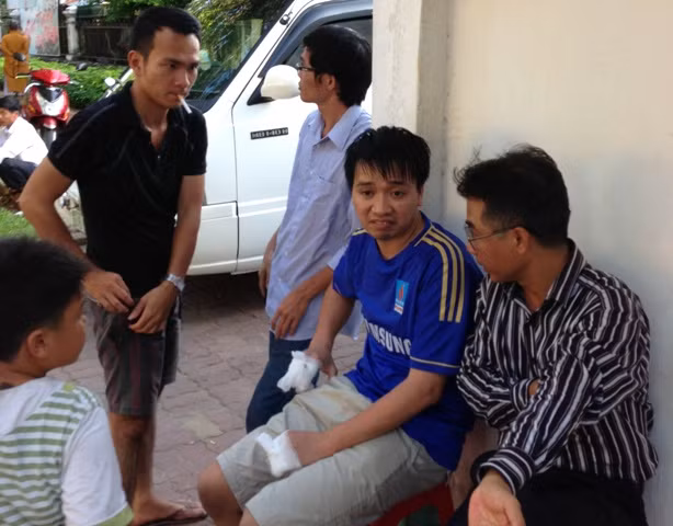 Anh Phúc (áo thun xanh) kể lại giây phút kinh hoàng thời điểm gặp nạn.