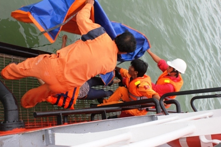 Đến cuối ngày 3/8, thi thể nạn nhân thứ 2 đã tìm thấy đưa vào bờ. (Ảnh: Báo GTVT)