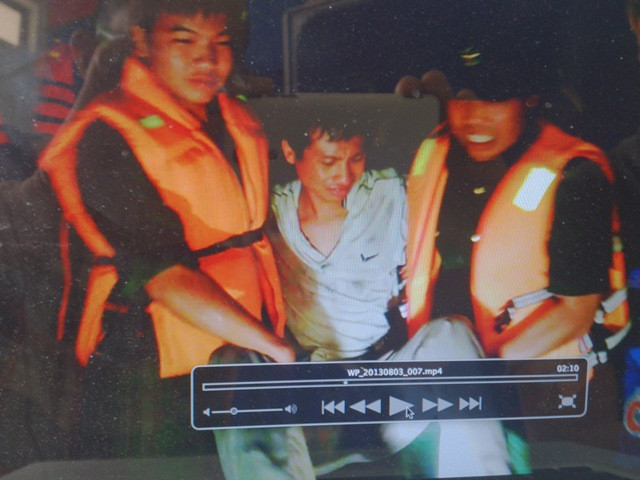 Tuy nhiên do khu vực canô gặp nạn có sóng to, gió lớn trong đêm tối nên mãi đến 1 giờ sáng ngày 3/8 mới phát hiện và cứu được 17 người (15 nam,2 nữ). Những nạn nhân nhanh chóng được đưa vào bệnh viện huyện Cần Giờ (TP.HCM), bệnh viện Lê Lợi (Bà Rịa-Vũng Tàu) cấp cứu.