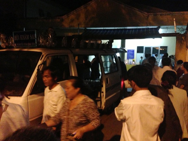 Lúc 19h20 ngày 4/8, thi thể anh Trần Hữu Hiệp (người đã quên bản thân mình nhường áo phao cứu người) và thi thể anh Hoàng Trung Biên đã được đưa từ biển về nhà xác Bệnh viện Lê Lợi.