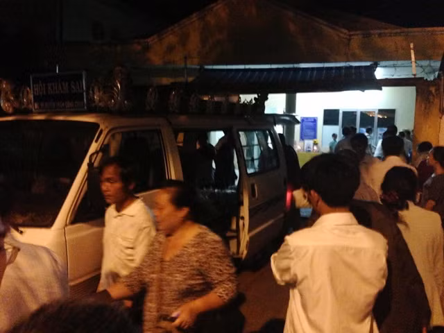 Lúc 19h20 ngày 4/8, thi thể anh Trần Hữu Hiệp (người đã quên bản thân mình nhường áo phao cứu người) và thi thể anh Hoàng Trung Biên đã được đưa từ biển về nhà xác Bệnh viện Lê Lợi.