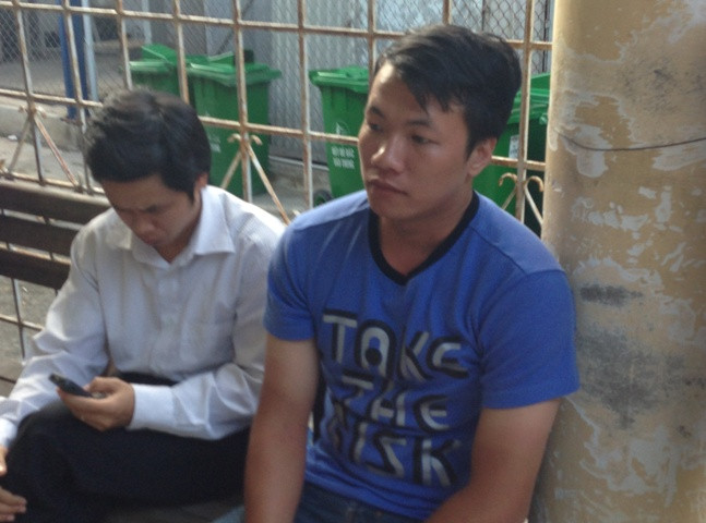 Anh Công (áo thun xanh) người cứu sống được rất nhiều đồng nghiệp.