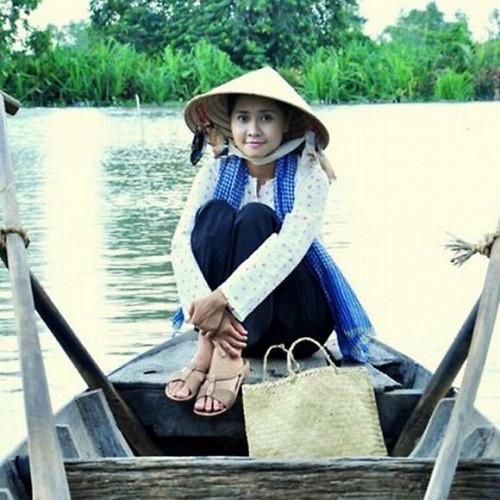 Tường Vy hóa thân thành cô thôn nữ Phù Sa cá tính trong “Cá rô, em yêu anh”.