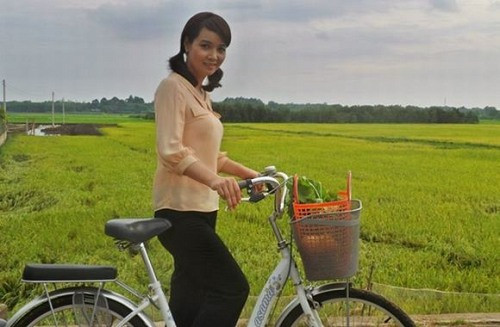 T ừng đốn ngã trái tim người hâm mộ khi vào vai cô Trúc trong “Những ngọn nến trong đêm”, ngoài 30 tuổi Mai Thu Huyền vẫn khiến người xem xốn xang với hình ảnh gái quê mộc mạc, giản dị trong phim “Đời như tiệc”.