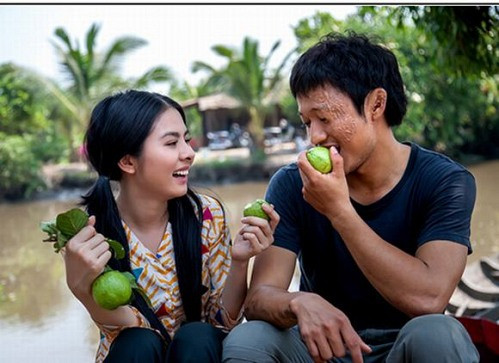 Vân Trang vào vai cô thôn nữ miền Tây Nam Bộ có mối tình trắc trở với anh chàng tật nguyền trong phim “Sông dài”.