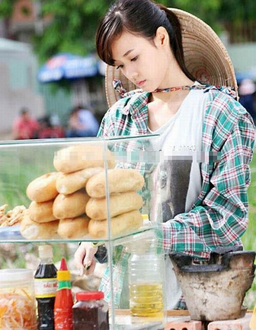 Hot girl MiDu hóa thân thành cô bé bán bánh mỳ thảo hiền trong phim “Con gái, con gái”.