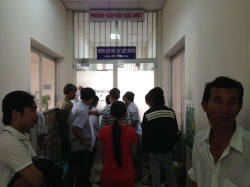 Thân nhân các nạn nhân bị bỏng nặng thấp thỏm trước cửa phòng săn sóc đặc biệt khoa bỏng.