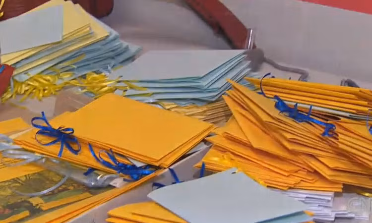 Với mục đích khích lệ tinh thần các quân nhân ở tiền tuyến, những người dân Ukraine đã gửi những lá thư với lời tâm tình hay các lời chúc được gửi gắm trong đó.