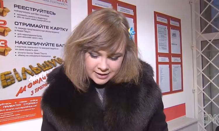 Thường thì, những lá thư này sẽ được chuyển tới các tổ chức của những nhà chính trị rồi mới chuyển cho các binh sĩ. một bức thư của người dân gửi các quân nhân. "Chúng tôi cảm ơn về những việc các bạn làm. Chúng ta sẽ chiến thắng", là một phần nội dung bức thư mà nhà hoạt động chính trị Masha Bagaeva đang đọc.