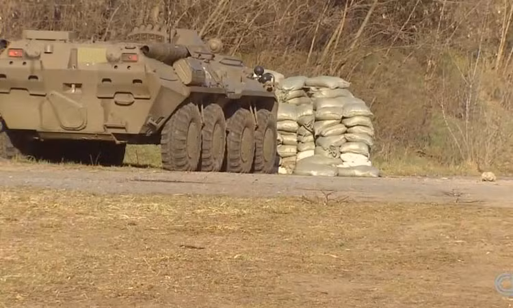 Trước tình hình nguy cấp như vậy, chính quyền trung ương ở Kiev đã không ngừng huy động sức lực để chuẩn bị ứng phó với tình huống xấu nhất là Nga tấn công vào lãnh thổ họ. Các binh lính Ukraine do đó cũng được điều động tới khu vực giáp biên giới với Nga.