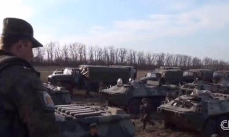 Trong khi đó, các binh sĩ hiện đóng ở đó không quản ngại ngày đêm luyện tập.