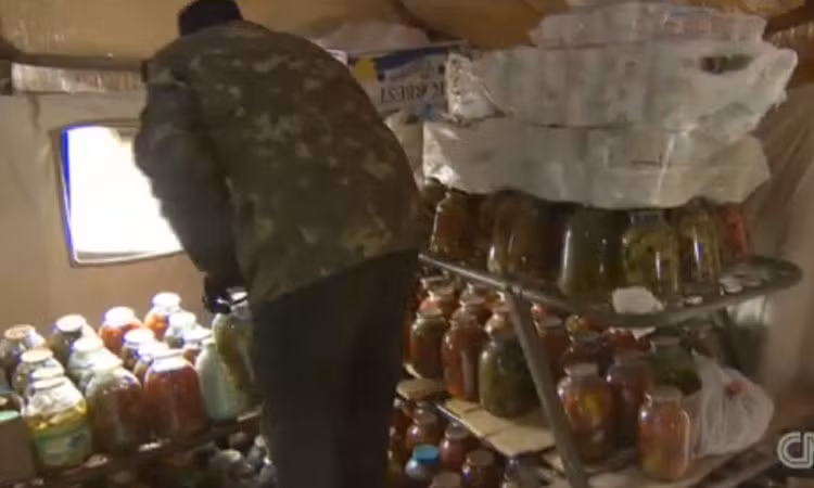 ... rồi vận chuyển tới những khu vực biên giới nơi binh sĩ đang đóng quân.