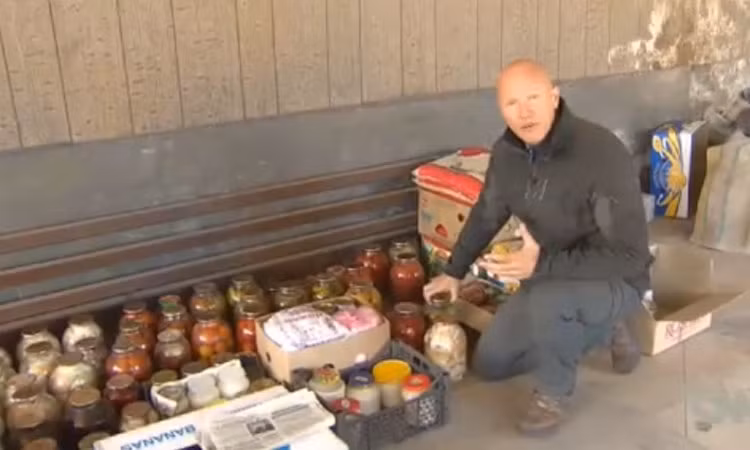 Nhiều thực phẩm được gửi tới cho các quân nhân. Phóng viên Karl Penhaul của kênh CNN xuất hiện bên dãy hộp đồ ăn.