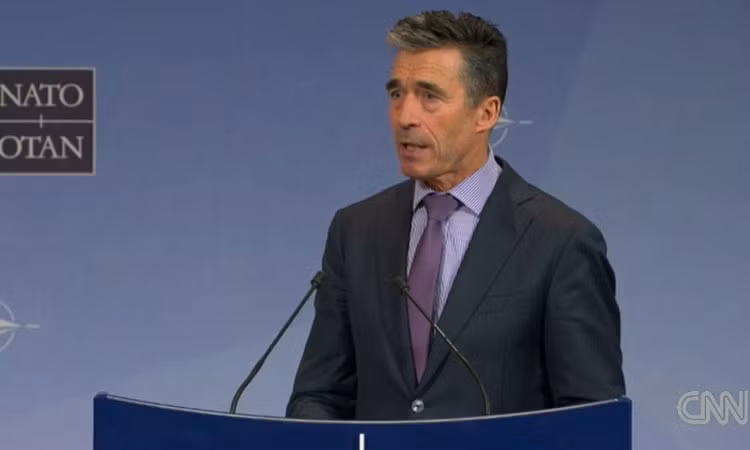 Kể từ khi chính thức sáp nhập Crimea, Nga đã khiến phương Tây và Ukraine không ngừng lo sợ về nguy cơ một cuộc tấn công vào miền đông Ukraine khi quân Nga không ngừng đổ về khu vực biên giới hai nước. Trong cuộc họp ngoại trưởng 28 quốc gia thành viên NATO, Tổng Thư ký liên minh Anders Fogh Rasmussen thẳng thắn phát biểu rằng, ông không hề nhận thấy dấu hiệu rút quân nào từ phía Nga như lời cam kết của Tổng thống Putin nói với Thủ tướng Đức Merkel.