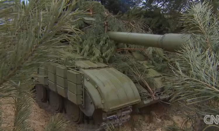 Những chiếc xe tăng của Ukraine đều được ngụy trang khá cẩn thận.