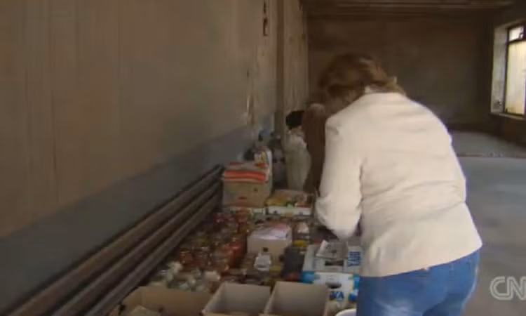 Ngoải việc động viên tinh thần, mọi người còn gửi tới những vật dụng khác trong đời sống thường nhật.