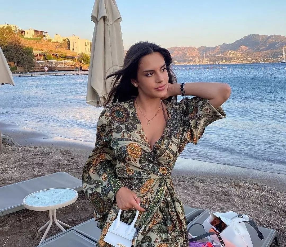 Hồi năm ngoái, Maria Guardiola và Dele Alli từng nhiều lần bị "bắt quả tang" hẹn hò tình tứ. Thậm chí, cả hai còn từng công khai "khóa môi" tại một quán bar ở London, nước Anh.