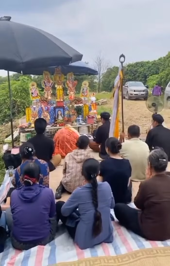 Gia dinh lam le 49 ngay cho co gai mat tich-Hinh-3