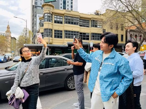 Khung anh hiem hoi Dan Truong hoi ngo Cam Ly, dan mang xuyt xoa