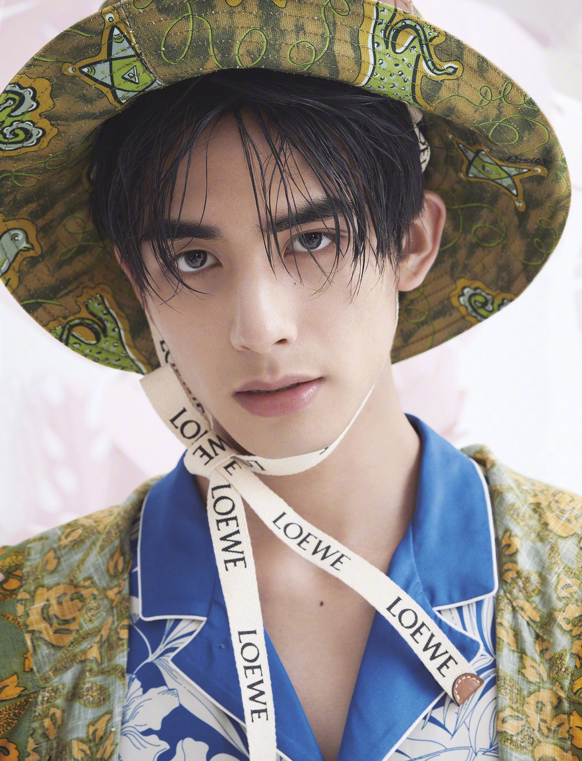 Năm 2020, nam diễn viên thăng hoa trong sự nghiệp khi có hai bộ phim tạo tiếng vang là Trạm kế tiếp là hạnh phúc (Tống Thiến) và Lấy danh nghĩa người nhà (Đàm Tùng Vận, Trương Tân Thành). Thành công trên giúp anh vào top 50 Người nổi tiếng nhất Trung Quốc, do Forbes bầu chọn năm đó. Có thành tích vượt bậc, song sự nghiệp của Tống Uy Long đang bị chững lại vì tranh chấp với công ty quản lý.