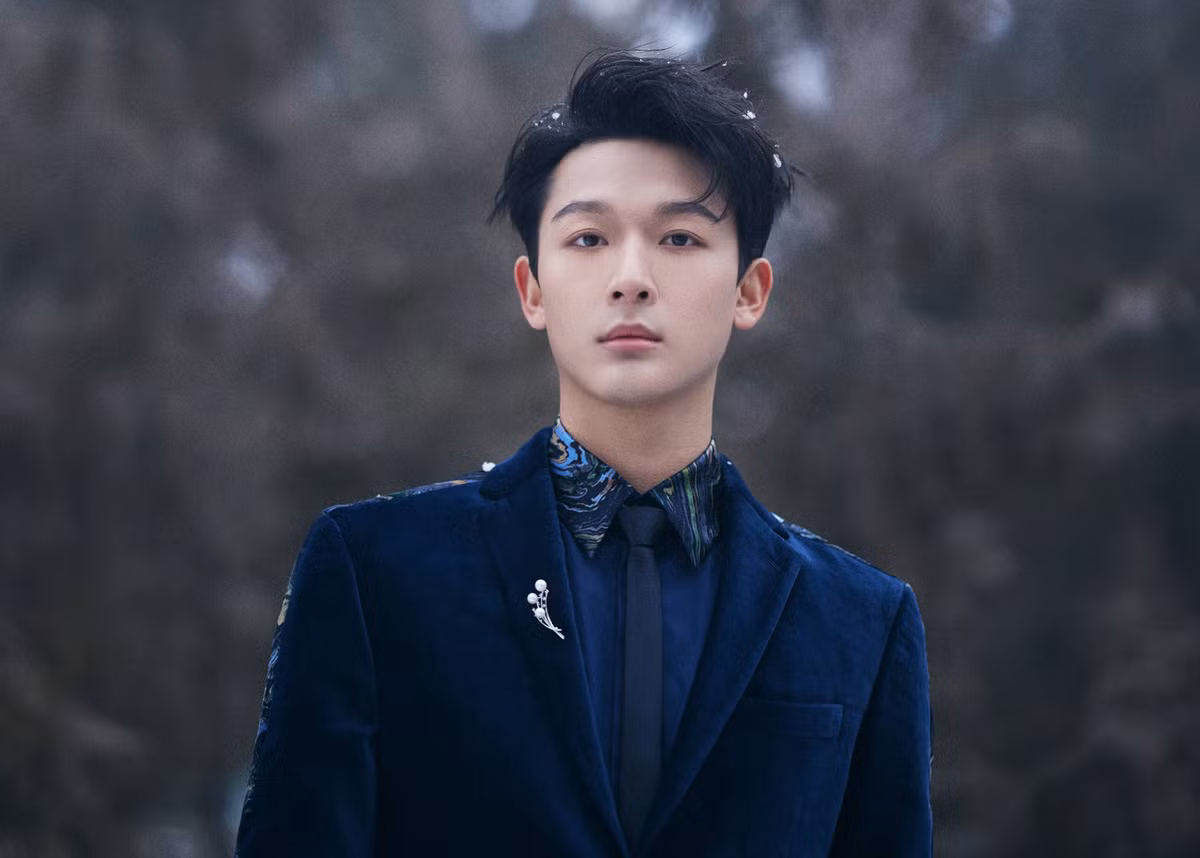 Trương Vãn Ý: Tài tử sinh năm 1994 mới nổi tiếng trong 2021 nhờ bộ phim Con cái nhà họ Kiều. Trước đó, anh được biết đến với Lâm hải tuyết nguyên, Người cộng sản Lưu Thiếu Kỳ, Niên đại thức tỉnh. Các tác phẩm này không gây bão truyền thông, nhưng diễn xuất của Trương Vãn Ý được đánh giá là điểm sáng.