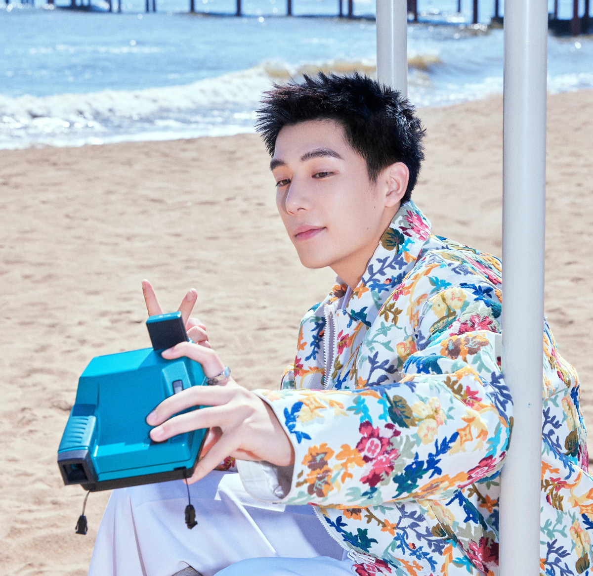 Nhờ vẻ ngoài nam tính, Vương An Vũ được đánh giá là đẹp đôi dù đóng cặp với các đàn chị. Sắp tới, khán giả sẽ gặp anh với bộ phim Mạn ảnh tầm tung đóng cặp với Angelababy và Con đường rực lửa nên duyên cùng Kim Thần. Tuy nhiên, Vương An Vũ cũng từng vướng bê bối đời tư, khiến một số khán giả thấy phản cảm.