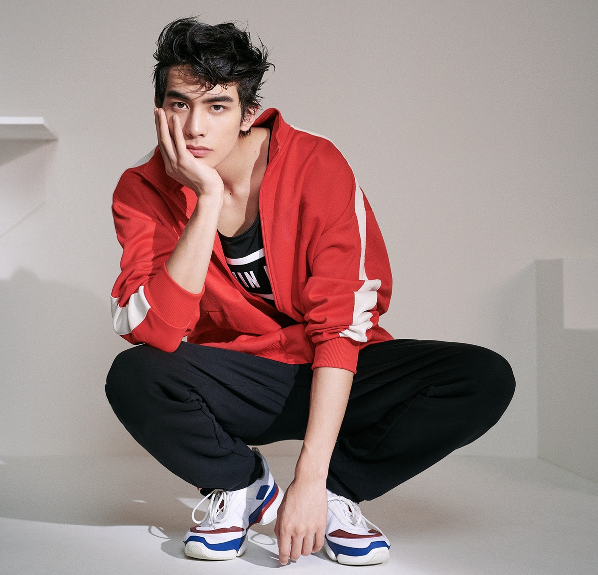 Tống Uy Long: Trước khi vào showbiz, ngôi sao sinh năm 1999 đã "nổi như cồn" trên mạng xã hội với vai trò người mẫu ảnh. Sở hữu chiều cao 1,83 m, gương mặt điển trai, Tống Uy Long là hiện tượng mạng khi mới 14 tuổi. Sau khi bước chân vào giới giải trí, Tống Uy Long được đạo diễn Vu Chính hết lòng nâng đỡ. Năm 2019, Tống Uy Long vào danh sách Những gương mặt ưu tú dưới 30 tuổi của Forbes.