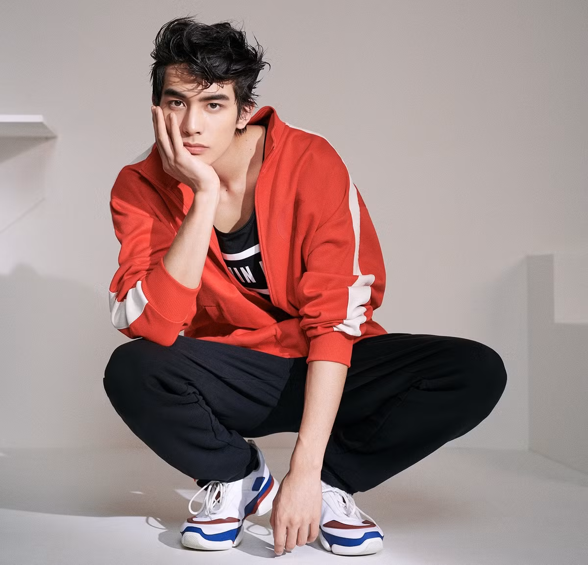 Tống Uy Long: Trước khi vào showbiz, ngôi sao sinh năm 1999 đã "nổi như cồn" trên mạng xã hội với vai trò người mẫu ảnh. Sở hữu chiều cao 1,83 m, gương mặt điển trai, Tống Uy Long là hiện tượng mạng khi mới 14 tuổi. Sau khi bước chân vào giới giải trí, Tống Uy Long được đạo diễn Vu Chính hết lòng nâng đỡ. Năm 2019, Tống Uy Long vào danh sách Những gương mặt ưu tú dưới 30 tuổi của Forbes.