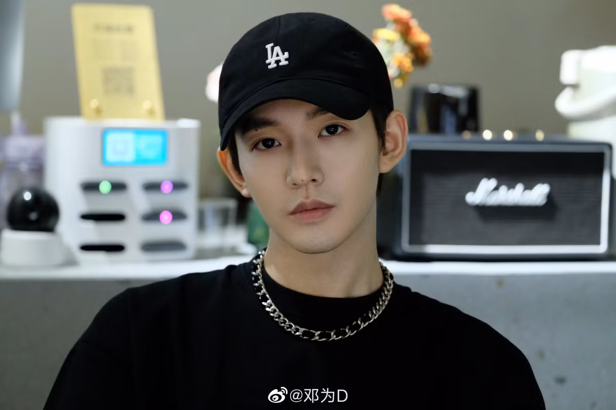 Ngoài ra, hai diễn viên trẻ Lý Quân Nhuệ (1996) và Đặng Vi (1995) cũng được đánh giá cao. Dù chỉ thể hiện vai phụ, ngoại hình sáng và khả năng diễn xuất tốt của hai tài tử cũng thu hút không ít người hâm mộ. Nghề chụp trộm phim vẫn phát triển bất chấp ẩu đả tới nhập viện Mới đây, sự việc xô xát giữa paparazzi và nhân viên trên phim trường "Liên hoa lâu" làm nảy sinh những tranh cãi về hiện tượng săn ảnh đang nở rộ trong giới giải trí. 07:00 9/9/2022 Thành công của Triệu Lộ Tư gây tranh cãi Triệu Lộ Tư có bước tiến lớn sau khi phim "Tinh hán xán lạn" gây tiếng vang. Tuy nhiên, người đẹp gây tranh cãi ở cả diễn xuất và cách cô xây dựng hình ảnh cá nhân. 21:00 4/9/2022 Khán giả ngán ngẩm với Địch Lệ Nhiệt Ba, Triệu Lộ Tư Xuất hiện dày đặc trong các bộ phim truyền hình có hình tượng na ná nhau, diễn viên trẻ như Địch Lệ Nhiệt Ba, Triệu Lộ Tư, Ngô Lỗi, Nhậm Gia Luân khiến người xem nhàm chán. 18:38 28/8/2022 Vai diễn lố giúp Ngu Thư Hân đánh bại Dương Tử, Triệu Lộ Tư Ngu Thư Hân bật lên trong dàn tiểu hoa đán 95 nhờ thành công của bộ phim "Thương lan quyết" và hình ảnh Hoa Lan Nhỏ đáng yêu. 12:15 24/8/2022