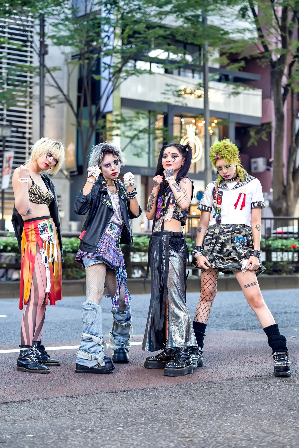 Ở Tokyo, Nhật Bản, giới trẻ đang thể hiện tư duy phối đồ khác biệt. Tham dự street style thuộc Tuần lễ thời trang Tokyo, các bạn trẻ diện trang phục độc dị. Trang phục truyền thống trở thành một trong những "nguyên liệu" để họ sáng tạo. Ảnh: Tokyo Fashion.