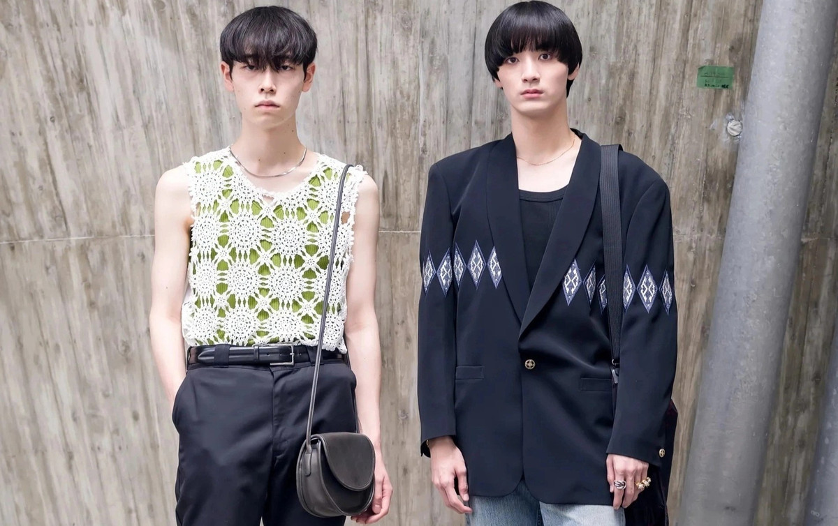 Các xu hướng đang phổ biến như blazer oversized, áo đan len... cũng xuất hiện trên đường phố Tokyo. Những trào lưu này được nam giới Nhật Bản ưa chuộng. Ảnh: Vogue.