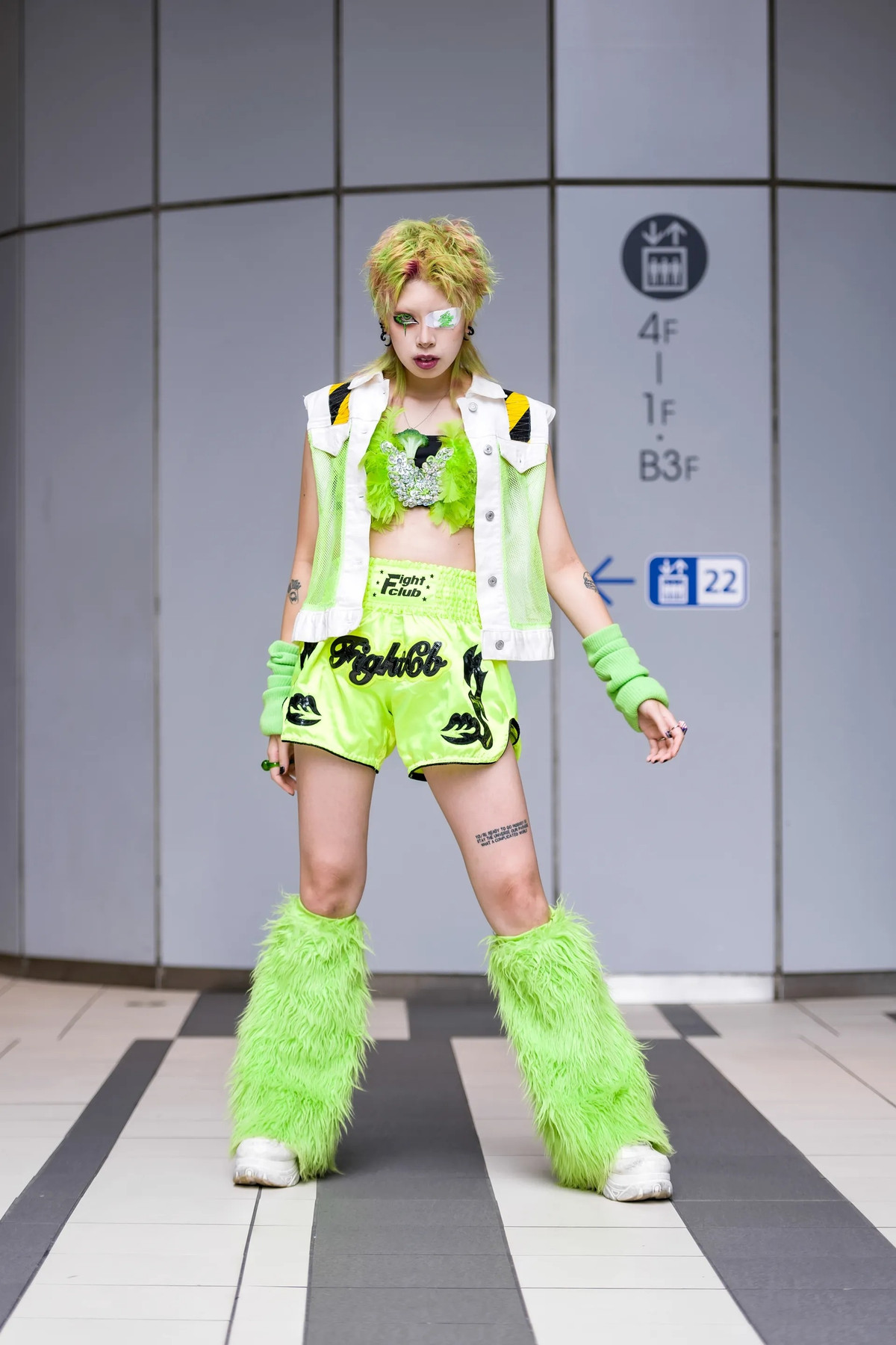 Màu sắc nổi bật là một trong những yếu tố đầu tiên giúp các bạn trẻ thu hút sự chú ý. Trong khi trang phục tông hồng đậm đang phổ biến ở phương Tây, nhiều bạn trẻ tại Tokyo cũng chuộng gam này. Số khác sử dụng tông màu neon để tạo điểm nhấn riêng. Phụ kiện lấp lánh, gắn lông vũ... được thêm vào trang phục để tăng sự độc đáo. Ảnh: Vogue.