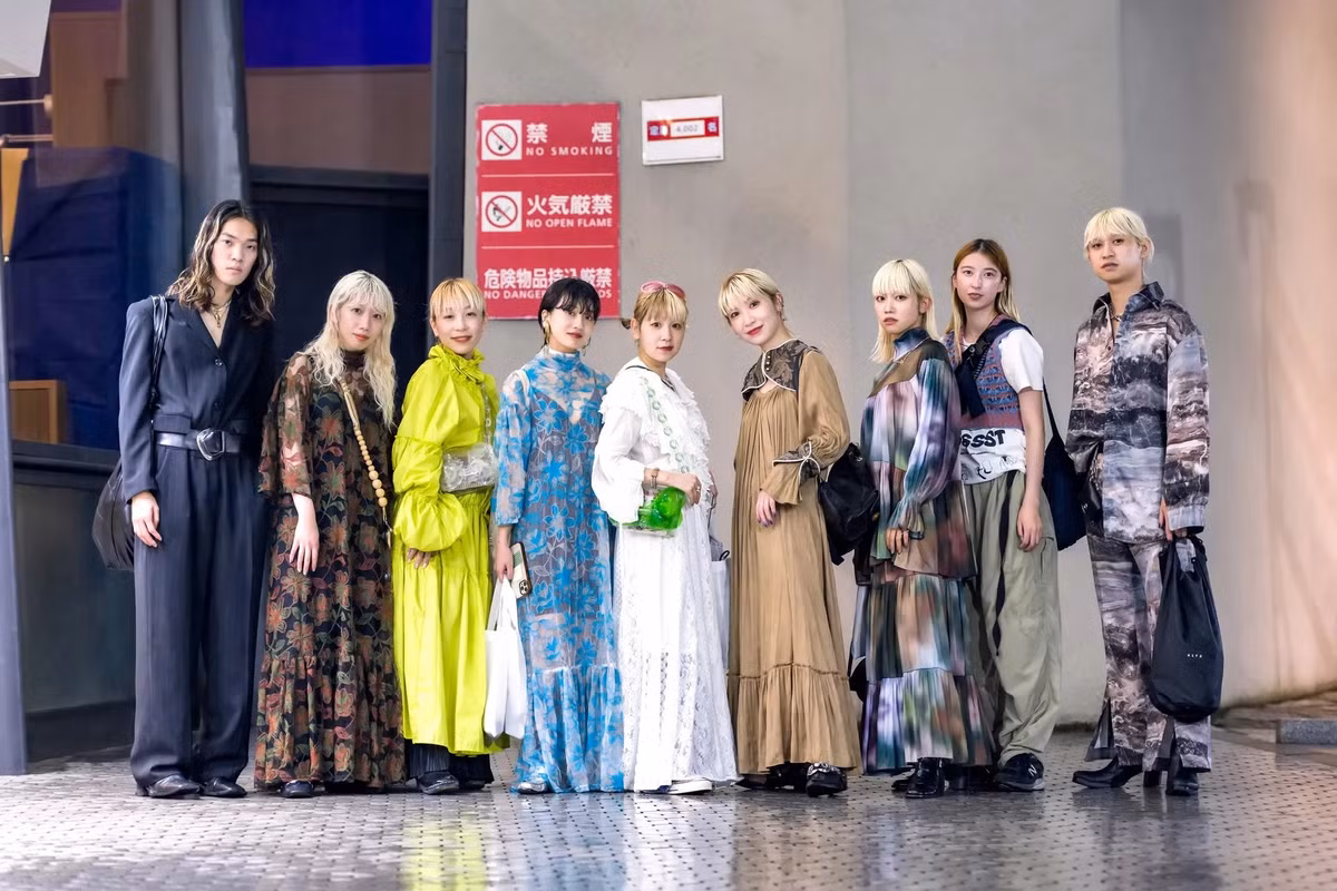 Thời trang đường phố tại Tuần lễ thời trang Nhật Bản khác biệt khi so sánh với các nước như New York, London, Milan... Trong khi giới mộ điệu phương Tây tích cực diện mốt đang được ưa chuộng. Các bạn trẻ người Nhật Bản coi trọng sự khác biệt. Bên cạnh đó, họ lồng ghép nhiều xu hướng đang nổi vào trang phục. Ảnh: Kira.