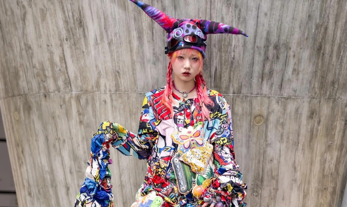 Một số bộ đồ trở nên khác biệt khi được ghép từ nhiều loại vải, họa tiết. Trong khi đó, giới trẻ Nhật Bản chọn phụ kiện như mũ, tất để tăng sự cá tính cho bộ trang phục. Những hình ảnh này đang xuất hiện nhiều trên khắp đường phố Tokyo, Nhật Bản. Ảnh: Kira.