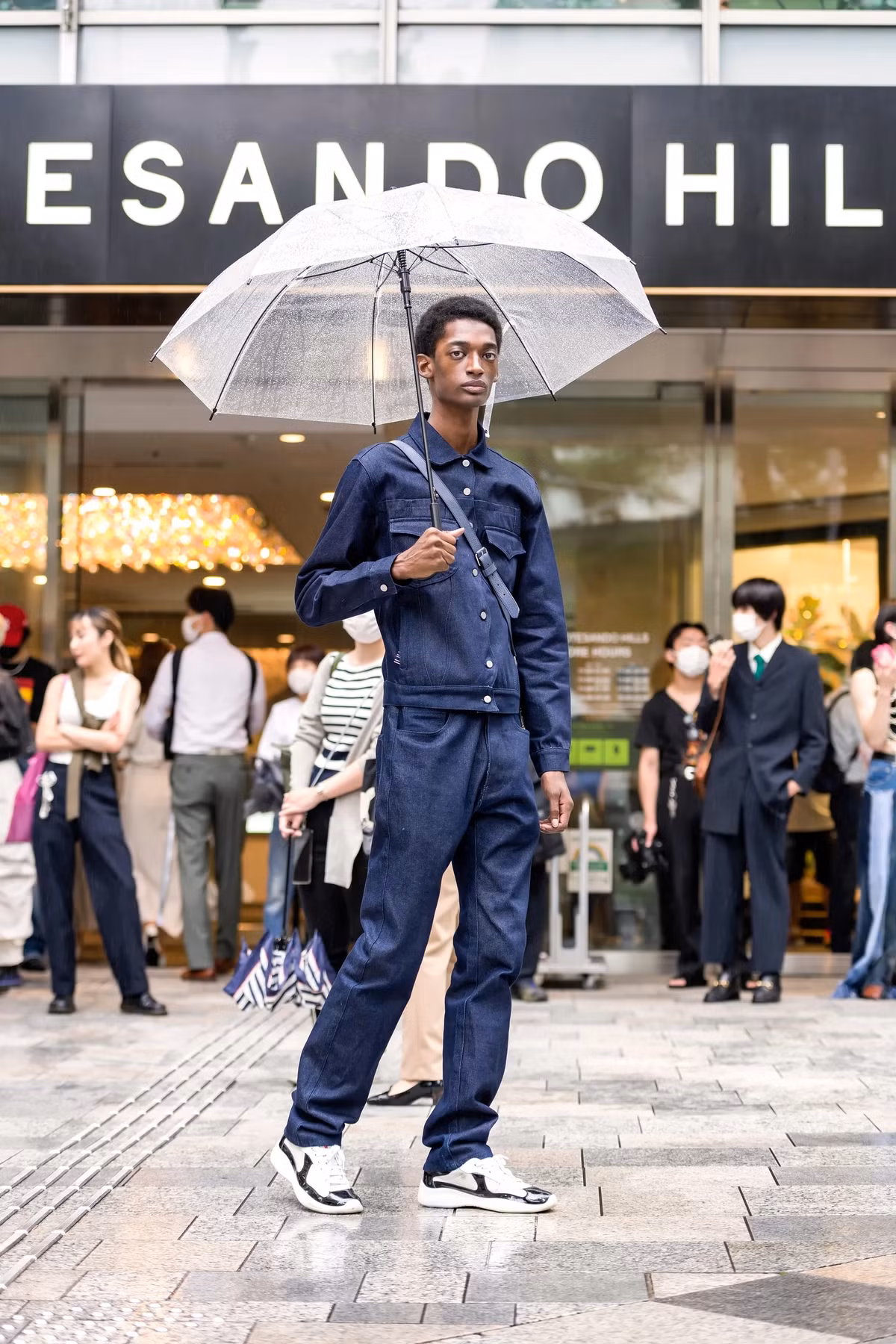 Bên cạnh những bộ đồ khác biệt, nhiều bạn trẻ vẫn trung thành với trang phục hiện đại nhưng sành điệu. Các bộ trang phục tông đen phủ sóng mạnh mẽ. Ngoài ra, nhiều người áp dụng công thức phối đồ ton-sur-ton. Ảnh: Nylon.