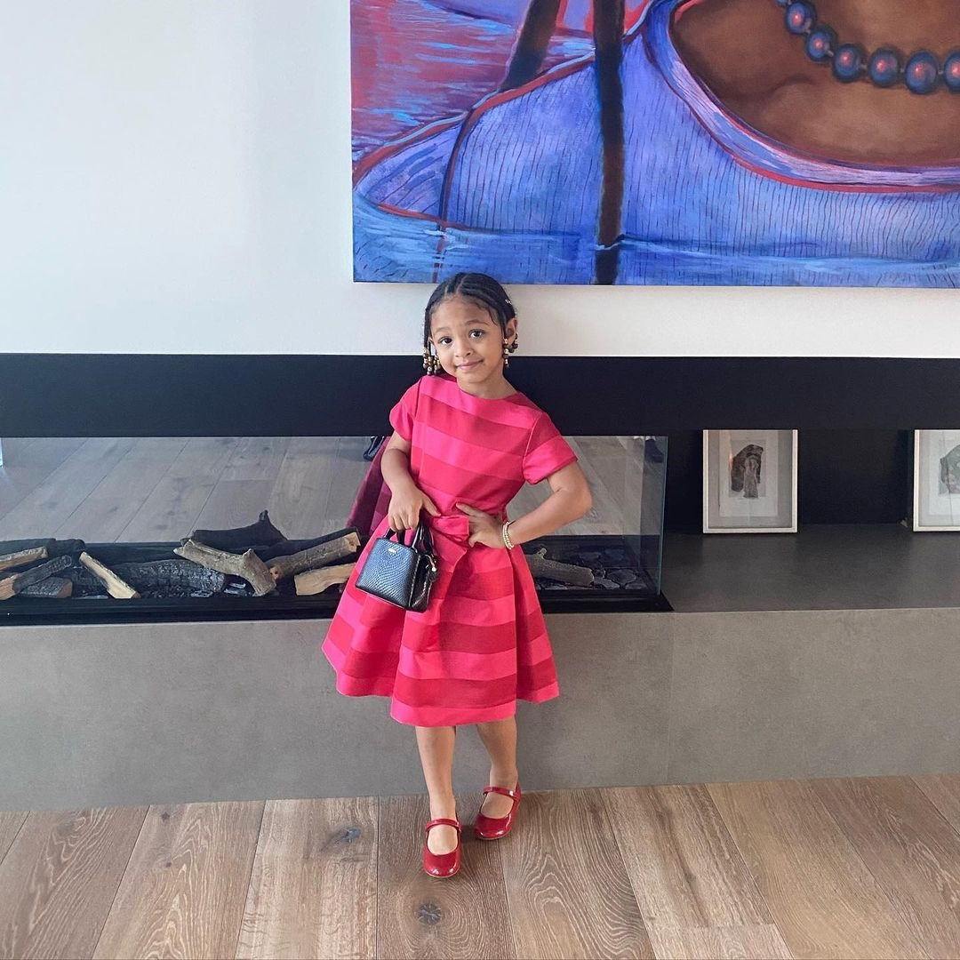 Khi Williams chia tay quần vợt, chắc chắn cô sẽ dành nhiều thời gian hơn cho Olympia trong dinh thự sang trọng ở Miami. Ngôi sao quần vợt đã yêu cầu công ty thiết kế nội thất V Starr của Venus xây dựng ngôi nhà mơ ước. Theo Architectural Digest, căn phòng của Olympia là không gian xa hoa nhất trong nhà với chiếc giường công chúa màu hồng được thiết kế riêng cùng cầu trượt gắn sẵn. Căn phòng được tạo điểm nhấn bằng chiếc đèn chùm do nghệ nhân thủy tinh Josh Fradis tạo ra. Ảnh: @olympiaohanian.