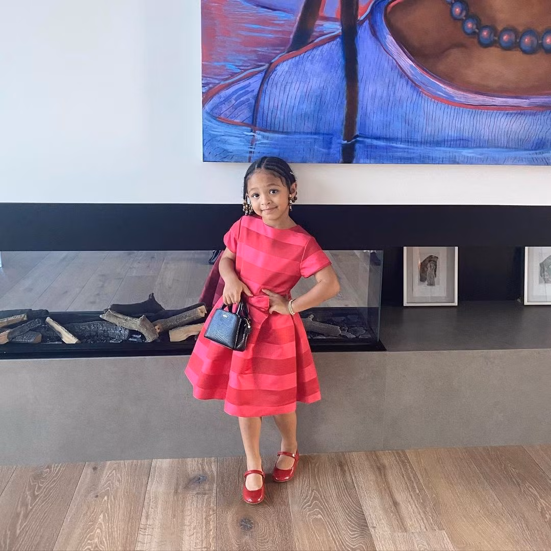 Khi Williams chia tay quần vợt, chắc chắn cô sẽ dành nhiều thời gian hơn cho Olympia trong dinh thự sang trọng ở Miami. Ngôi sao quần vợt đã yêu cầu công ty thiết kế nội thất V Starr của Venus xây dựng ngôi nhà mơ ước. Theo Architectural Digest, căn phòng của Olympia là không gian xa hoa nhất trong nhà với chiếc giường công chúa màu hồng được thiết kế riêng cùng cầu trượt gắn sẵn. Căn phòng được tạo điểm nhấn bằng chiếc đèn chùm do nghệ nhân thủy tinh Josh Fradis tạo ra. Ảnh: @olympiaohanian.