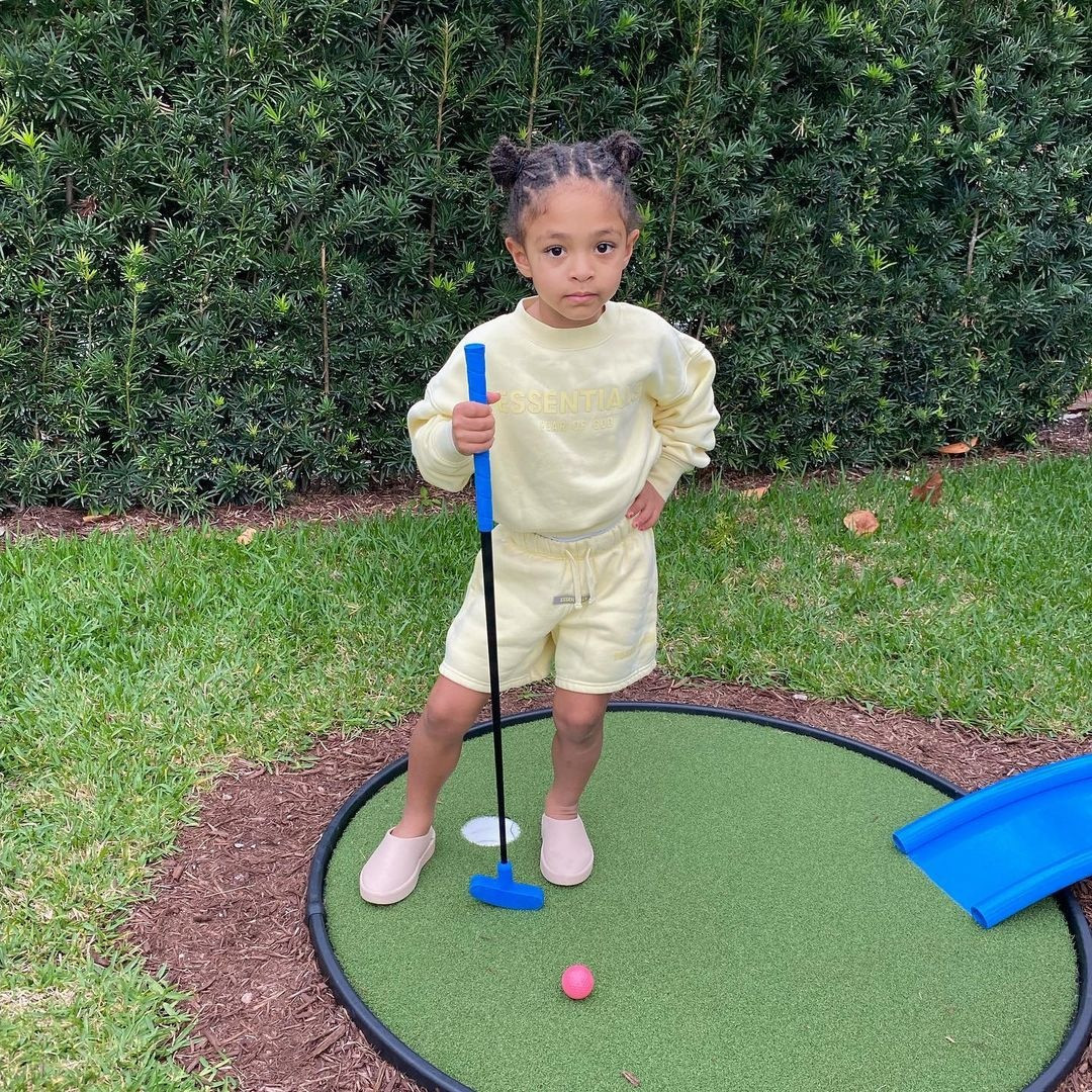 Năm 2017, Serena Williams từng cho biết Alexis hết mực chiều chuộng Olympia khi mua quá nhiều quần áo và đồ chơi cho con. Ông bố cũng tặng con gái phiên bản tí hon của cây búa Thor trước khi xem Thor: Ragnarok. Alexis cũng bao hẳn rạp để cả gia đình có thể cùng bạn bè xem phim. Ảnh: @olympiaohanian.