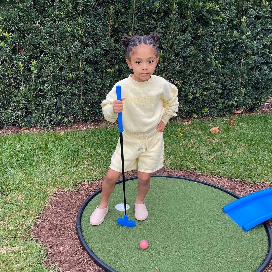 Năm 2017, Serena Williams từng cho biết Alexis hết mực chiều chuộng Olympia khi mua quá nhiều quần áo và đồ chơi cho con. Ông bố cũng tặng con gái phiên bản tí hon của cây búa Thor trước khi xem Thor: Ragnarok. Alexis cũng bao hẳn rạp để cả gia đình có thể cùng bạn bè xem phim. Ảnh: @olympiaohanian.