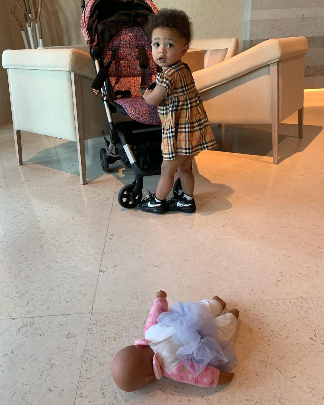Olympia cũng có tủ hàng hiệu từ khi còn rất nhỏ. Năm 2018, khi mới một tuổi, cô bé được nhà thiết kế quá cố Virgil Abloh tặng đôi giày thể thao Off-White x Nike Blazer Mid thiết kế riêng, ban đầu được dành cho Serena Williams. Cùng năm đó, mọi người chú ý đến chiếc váy Burberry của Olympia khi cô bé xem trận đấu quần vợt của mẹ và dì Venus ở Abu Dhabi, Teen Vogue đưa tin. Ảnh: @olympiaohanian.