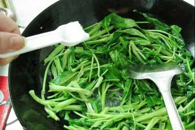 Xào rau cho ngay vào chảo là sai lầm lớn - Hình 4 Xao rau cho ngay vao chao la sai lam lon-Hinh-4