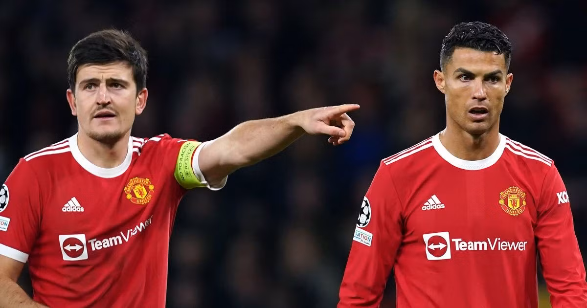 Vị thế của Ronaldo trong phòng thay đồ MU xuống thấp. Sportbible tiết lộ các cầu thủ MU chán ngấy thái độ của Ronaldo. Họ cho rằng CR7 giờ trở thành nỗi nhức nhối thay vì giúp đội bóng tiến lên phía trước.