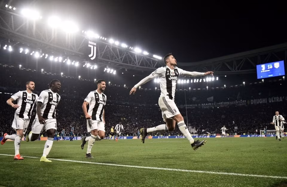 Ronaldo chia tay Juventus hè năm ngoái để tìm kiếm vinh quang tiếp theo trong sự nghiệp. Dù vậy, mọi thứ diễn ra theo hướng không mấy tích cực dành cho Ronaldo suốt 12 tháng qua. Hiện Ronaldo trải qua thêm một mùa giải nữa với "Quỷ đỏ". Với MU, họ đang thực hiện cuộc cách mạng mạnh mẽ dưới thời Ten Hag nhưng cảm giác Ronaldo nằm ngoài kế hoạch này.
