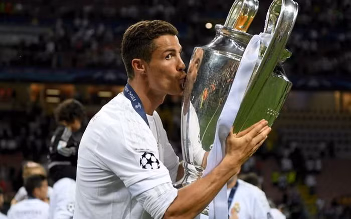 Kể từ khi rời Sporting Lisbon vào hè 2003, Ronaldo có 19 mùa liên tiếp thi đấu tại Champions League, qua đó thiết lập nhiều cột mốc về số lần ra sân (183), số bàn (141) và số kiến tạo (42). Giờ thì, anh sắp có lần đầu tiên chơi bóng ở Europa League. Đây có thể coi là bước lùi trong sự nghiệp Ronaldo.