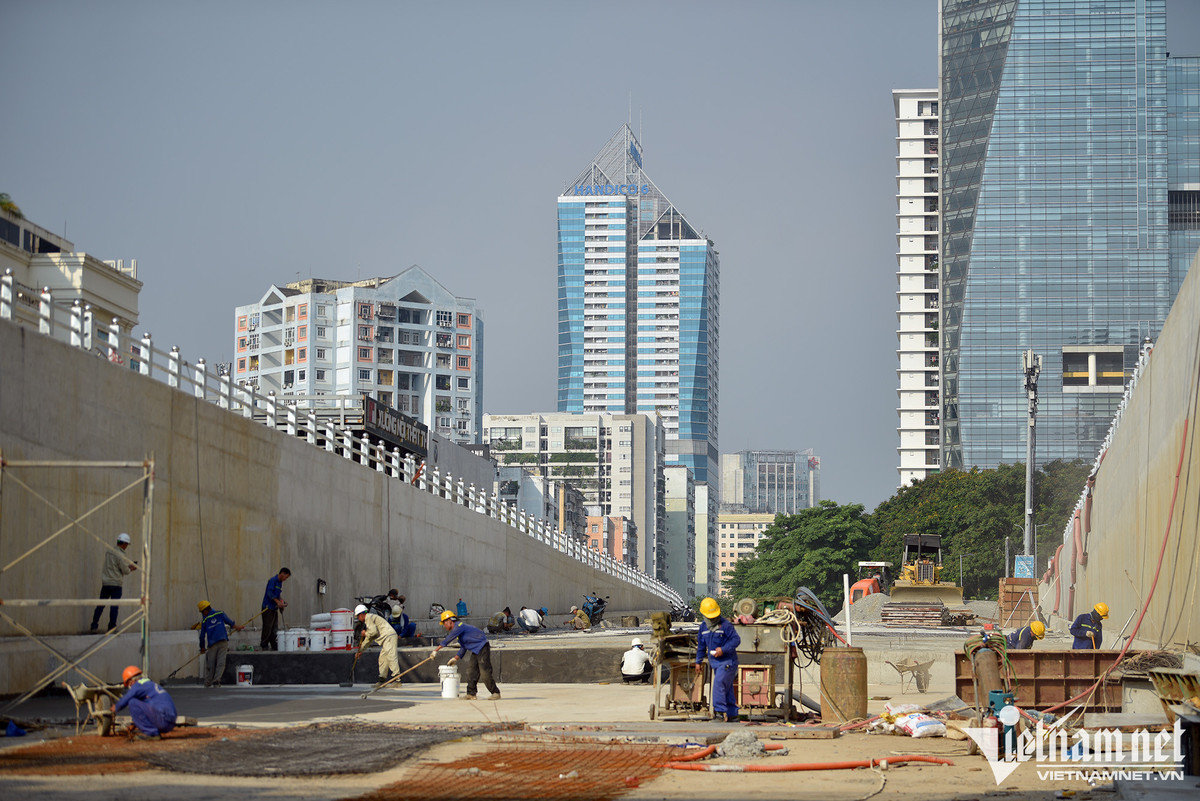 Công trình có kết cấu bằng bê tông cốt thép, dài 475m, trong đó phần hầm kín dài 95m, hầm hở và gờ chắn dẫn vào hầm kín dài 380m. Mỗi chiều hầm rộng 7,5m, gồm hai làn xe cơ giới.