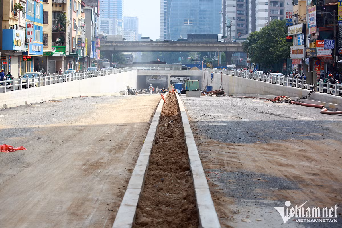 Hầm chui hướng từ Tố Hữu sang Lê Văn Lương còn một số hạng mục thi công như dải phân cách giữa đang được đổ đất chuẩn bị trồng cây, hệ thống chiếu sáng…
